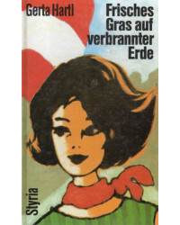 Frisches Gras auf verbrannter Erde