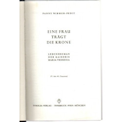 Eine Frau trägt die Krone