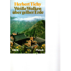 Weisse Wolken über gelber Erde